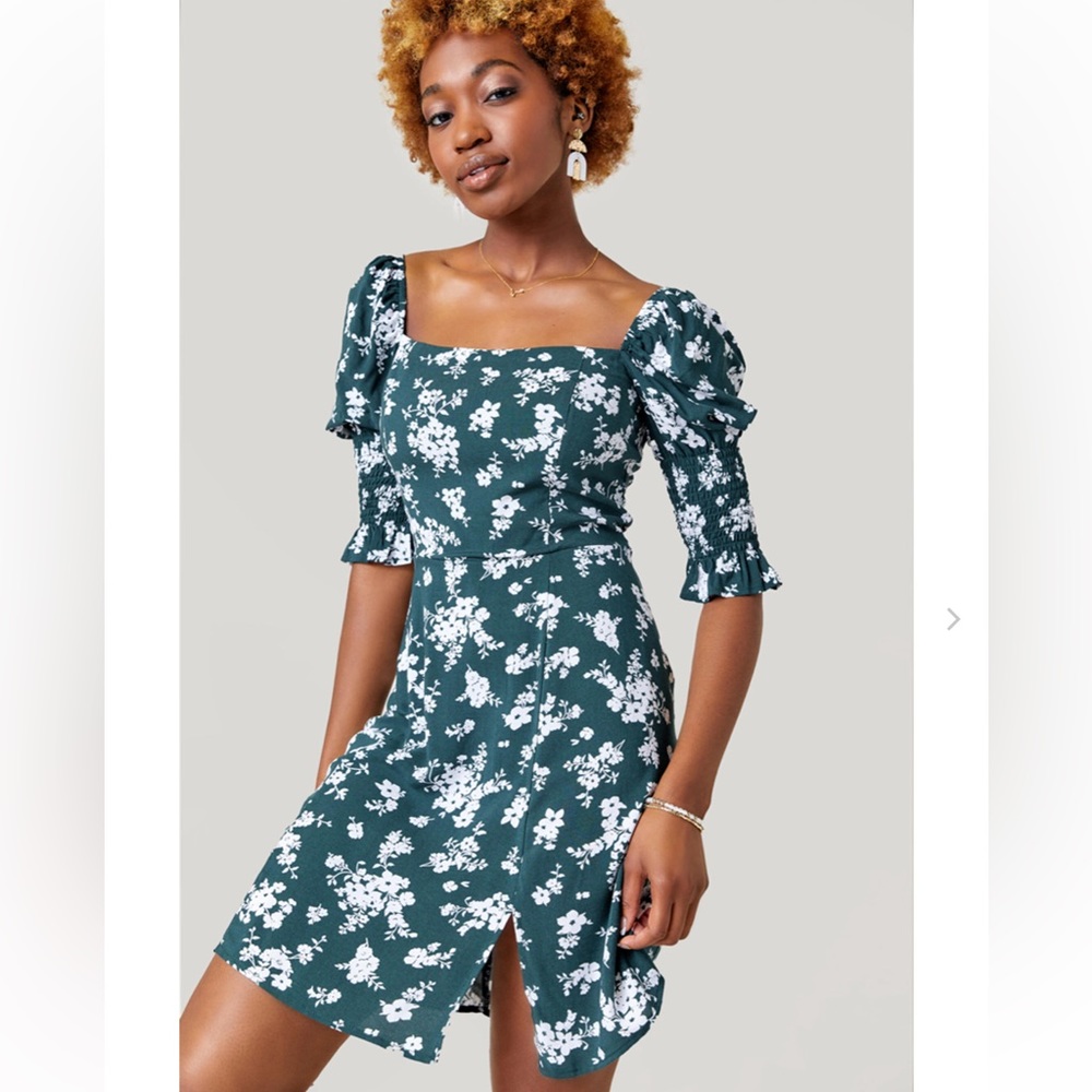 NWT Francesca’s smocked floral mini dress. Size S. Hunter green floral.